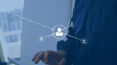 Ofisteki iki ırklı iş adamının insanlarla olan ilişkilerinin animasyonu. Küresel finans, iş, bağlantılar, hesaplama ve veri işleme kavramı dijital olarak oluşturulmuş video.