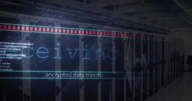 Bilgisayar sunucuları üzerinden metin ve dijital veri işleme animasyonu. Dijital olarak oluşturulmuş küresel bağlantılar, hesaplama ve veri işleme kavramı.