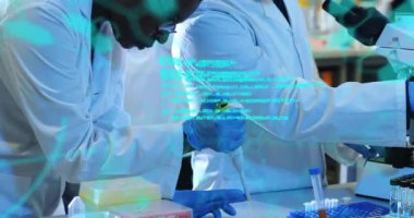 Laboratuvardaki çeşitli bilim adamları üzerinde bilimsel veri işleme animasyonu. Küresel bilim, bağlantılar, hesaplama ve veri işleme kavramı dijital olarak oluşturulmuş video.