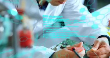 Laboratuvardaki melez erkek bilim adamının bilimsel veri işleme animasyonu. Küresel bilim, bağlantılar, hesaplama ve veri işleme kavramı dijital olarak oluşturulmuş video.