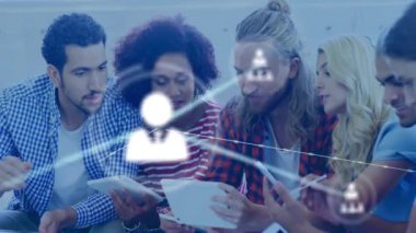 Ofisteki farklı iş adamlarının insanlarla olan bağlantılarının animasyonu. Küresel finans, iş, bağlantılar, hesaplama ve veri işleme kavramı dijital olarak oluşturulmuş video.