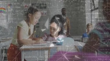 Çeşitli okul çocukları ve erkek öğretmenler üzerinde matematik veri işleme animasyonu. Okul, eğitim, bilgisayar ve veri işleme kavramı dijital olarak oluşturulmuş video.