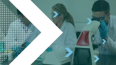 Laboratuvardaki çeşitli bilim adamlarının üzerindeki oklar. Küresel bilim, bağlantılar, hesaplama ve veri işleme kavramı dijital olarak oluşturulmuş video.