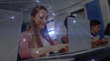 Dizüstü bilgisayar kullanan çeşitli okul çocukları ve bayan öğretmenler arasındaki bağlantı ağının animasyonu. Küresel teknoloji, bağlantılar, hesaplama ve veri işleme kavramı dijital olarak oluşturulmuş video.