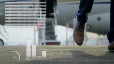 Uçakta finansal veri işleme animasyonu. Küresel finans, iş seyahati, bağlantılar, hesaplama ve veri işleme kavramı dijital olarak oluşturulmuş video.