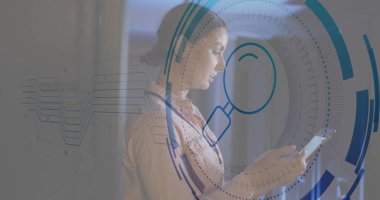 Kafkasyalı iş kadınının bilgisayar sunucularından büyüteç ve veri işleme görüntüsü. Küresel bağlantılar, bulut hesaplama ve veri işleme kavramı dijital olarak oluşturulmuş resim.