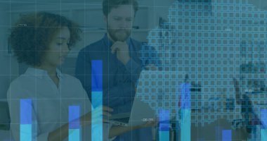 Ofiste iş tartışması yapan çeşitli meslektaşların mali veri işleme görüntüsü. Küresel iş, finans, hesaplama ve dijital arayüz kavramı dijital olarak oluşturuldu.