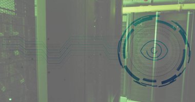 Bilgisayar sunucuları üzerinden göz simgesi ve dijital veri işleme resmi. Küresel siber güvenlik, bağlantılar, bulut hesaplama ve veri işleme kavramı dijital olarak oluşturuldu.
