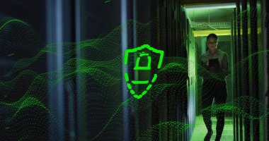 Bilgisayar sunucuları tarafından, beyaz kadın üzerinde asma kilit simgesi ve veri işleme imgesi. Küresel iş, bağlantılar, hesaplama ve veri işleme kavramı dijital olarak oluşturulmuş resim.