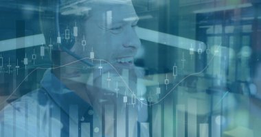 Kafkas işadamının ofisindeki finansal veri işleme resmi. Küresel finans, iş, bağlantılar, hesaplama ve veri işleme kavramı dijital olarak oluşturuldu.