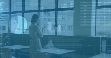 Asyalı iş kadınıyla ilgili finansal veri işleme resmi. Küresel finans, iş, bağlantılar, hesaplama ve veri işleme kavramı dijital olarak oluşturuldu.