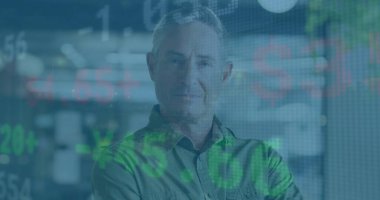 Kafkas işadamının ofisindeki finansal veri işleme resmi. Küresel finans, iş, bağlantılar, hesaplama ve veri işleme kavramı dijital olarak oluşturuldu.