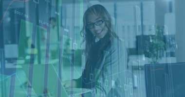 Kafkas iş kadınının ofisindeki finansal veri işleme görüntüsü. Küresel finans, iş, bağlantılar, hesaplama ve veri işleme kavramı dijital olarak oluşturuldu.