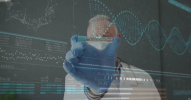 Kafkas erkek doktorun elinde aşı tutan DNA ipliği ve veri işleme görüntüsü. Küresel bilim, tıp, sağlık, yaşam tarzı ve dijital arayüz kavramı dijital olarak oluşturulmuş görüntü.