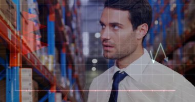 Mali veri işleme ve depoda tablet kullanan beyaz erkek işçinin görüntüsü. Küresel finansman, dağıtım, gönderim, bilgisayar ve dijital arayüz kavramı dijital olarak oluşturuldu.