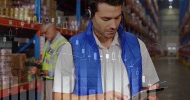 Depodaki finansal veri işleme ve çeşitli işçilerin resmi. Küresel finansman, dağıtım, gönderim, bilgisayar ve dijital arayüz kavramı dijital olarak oluşturuldu.