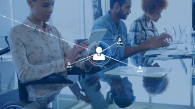 Tablet ve dizüstü bilgisayar kullanan farklı iş adamlarının simgeleriyle bağlantı ağının animasyonu. Teknoloji, iş ve dijital arayüz kavramı dijital olarak oluşturulmuş video.