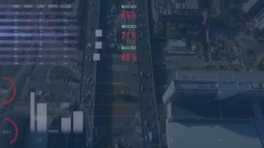 Şehir manzarası üzerinde finansal veri işleme animasyonu. Küresel iş, finans, bilgisayar ve dijital arayüz kavramı dijital olarak oluşturulmuş video.