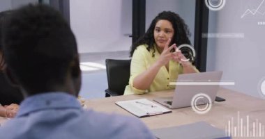 Veri işleme ve diyagramlarının animasyonu ofiste iş tartışan çeşitli meslektaşlar üzerine. Teknoloji, iş ve dijital arayüz kavramı dijital olarak oluşturulmuş video.