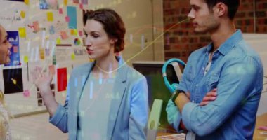 Ofisteki çeşitli iş adamları üzerinde finansal veri işleme animasyonu. Küresel finans, iş, bağlantılar, hesaplama ve veri işleme kavramı dijital olarak oluşturulmuş video.