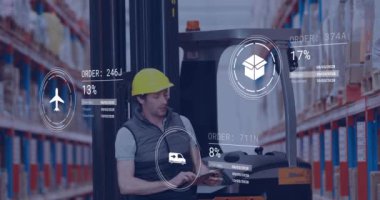 Depoda çalışan beyaz adam hakkında ikonlar ve veri işleme animasyonları. Küresel gönderim, finans, iş, bağlantılar, hesaplama ve veri işleme kavramı dijital olarak oluşturulmuş video.