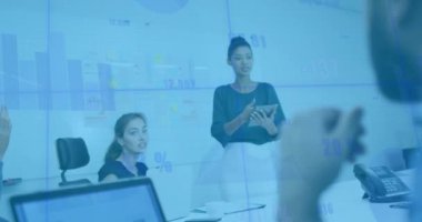 Ofisteki çeşitli iş adamları üzerinde finansal veri işleme animasyonu. Küresel finans, iş, bağlantılar, hesaplama ve veri işleme kavramı dijital olarak oluşturulmuş video.