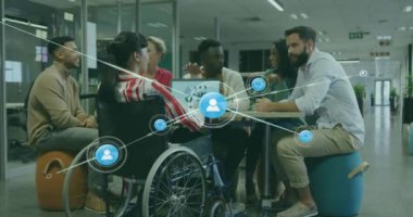 Toplantıda engelli ve çeşitli meslektaşlar üzerindeki simgelerle bağlantı ağının canlandırılması. Teknoloji, iş ve dijital arayüz kavramı dijital olarak oluşturulmuş video.