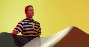 Kafkas kadın rugby oyuncusu top tutarken Fransa bayrağı animasyonu. Spor, vatanseverlik ve dijital arayüz konsepti dijital olarak oluşturulmuş video.