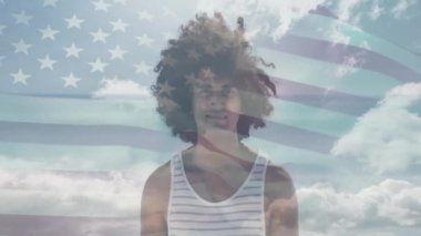 Sahildeki gülümseyen Afro-Amerikan adam yerine Amerika bayrağının animasyonu. Amerikan çeşitliliği, vatanseverlik ve tatil konsepti dijital olarak oluşturulmuş video.