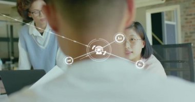 Ofisteki çeşitli iş adamlarının dünya ikonlarıyla olan bağlantılarının animasyonu. Küresel finans, iş, bağlantılar, hesaplama ve veri işleme kavramı dijital olarak oluşturulmuş video.