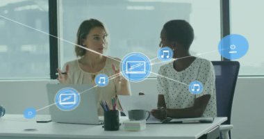 Ofisteki çeşitli iş adamları üzerinde aygıt simgeleriyle bağlantı ağının animasyonu. Küresel finans, iş, bağlantılar, hesaplama ve veri işleme kavramı dijital olarak oluşturulmuş video.