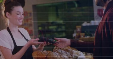 Akıllı telefondan ödeme yapan farklı insanlar üzerinde finansal veri işleme animasyonu. Küresel iş, finans, bilgisayar, iletişim ve dijital arayüz kavramı dijital olarak oluşturulmuş video.