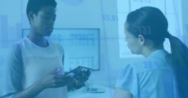 Ofisteki çeşitli iş adamları üzerinde finansal veri işleme animasyonu. Küresel finans, iş, bağlantılar, hesaplama ve veri işleme kavramı dijital olarak oluşturulmuş video.