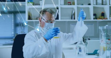 Kafkas erkek bilim adamının laboratuvarda bilimsel veri işleme animasyonu. Küresel bilim, bağlantılar, hesaplama ve veri işleme kavramı dijital olarak oluşturulmuş video.