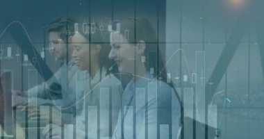 Telefon kulaklıkları ve bilgisayarlar kullanılarak çeşitli meslektaşlar üzerinde finansal veri işleme animasyonu. Küresel iş, finans, bilgisayar ve dijital arayüz kavramı dijital olarak oluşturulmuş video.