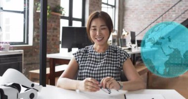 Asyalı iş kadını hakkında dijital simgelerin, dünyanın ve veri işlemenin animasyonu. Küresel finans, iş, bağlantılar, hesaplama ve veri işleme kavramı dijital olarak oluşturulmuş video.