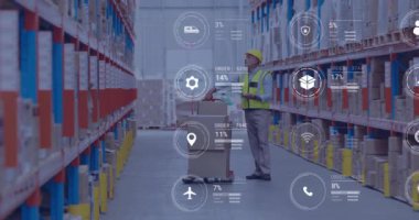 Depoda çalışan beyaz adam hakkında ikonlar ve veri işleme animasyonları. Küresel gönderim, finans, iş, bağlantılar, hesaplama ve veri işleme kavramı dijital olarak oluşturulmuş video.