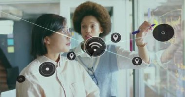 Ofisteki çeşitli iş adamları üzerinde Wi-Fi simgeleriyle bağlantı ağının animasyonu. Küresel finans, iş, bağlantılar, hesaplama ve veri işleme kavramı dijital olarak oluşturulmuş video.