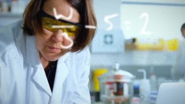 Matematiksel denklemlerin animasyonu ve DNA ipliği laboratuardaki beyaz kadın bilim adamının üzerinde. Küresel bilim, teknoloji ve dijital arayüz kavramı dijital olarak oluşturulmuş video.