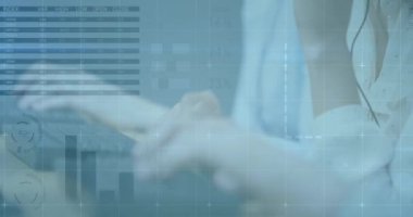 Telefon kulaklıkları ve bilgisayarlar kullanılarak çeşitli meslektaşlar üzerinde finansal veri işleme animasyonu. Küresel iş, finans, bilgisayar ve dijital arayüz kavramı dijital olarak oluşturulmuş video.