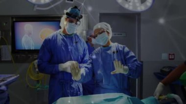 Hastane tiyatrosundaki çeşitli cerrahlarla olan bağlantıların animasyonu. Küresel tıp, bağlantılar, hesaplama ve veri işleme kavramı dijital olarak oluşturulmuş video.