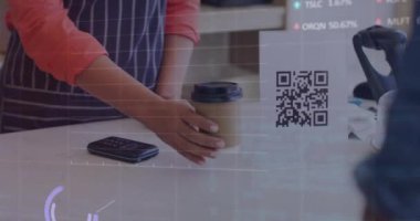 Kredi kartıyla ödeme yapan farklı insanlar üzerinde finansal veri işleme animasyonu. Küresel iş, finans, bilgisayar, iletişim ve dijital arayüz kavramı dijital olarak oluşturulmuş video.