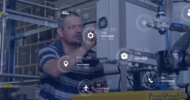 Kafkas adam fabrikada çalışırken simgelerin ve veri işlemenin animasyonu. Küresel gönderim, finans, iş, bağlantılar, hesaplama ve veri işleme kavramı dijital olarak oluşturulmuş video.