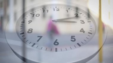 Şehirde yürüyen insanların üzerinde hareket eden saatin animasyonu. Zaman, iş ve dijital arayüz kavramı dijital olarak oluşturulmuş video.