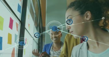 Ofisteki çeşitli iş adamlarının dünya ikonlarıyla olan bağlantılarının animasyonu. Küresel finans, iş, bağlantılar, hesaplama ve veri işleme kavramı dijital olarak oluşturulmuş video.