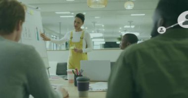 Ofisteki farklı iş adamlarının insanlarla olan bağlantılarının animasyonu. Küresel finans, iş, bağlantılar, hesaplama ve veri işleme kavramı dijital olarak oluşturulmuş video.