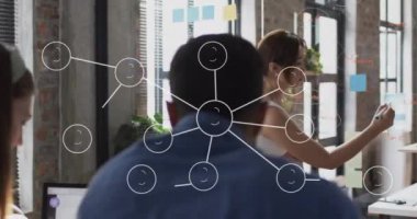 Ofiste toplanan farklı meslekdaşlar üzerindeki simgelerle bağlantı ağının canlandırılması. Teknoloji ve dijital arayüz kavramı dijital olarak oluşturuldu.