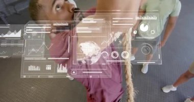 Çift ırklı adamın halata tırmanması üzerine dijital veri işleme animasyonu. Küresel spor, fitness, bağlantılar, hesaplama ve veri işleme kavramı dijital olarak oluşturulmuş video.