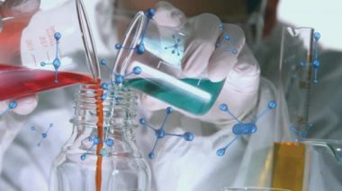 Laboratuvarda deney tüpleriyle bilim adamının molekül ve veri işleme animasyonu. Küresel bilim, bağlantılar, hesaplama ve veri işleme kavramı dijital olarak oluşturulmuş video.