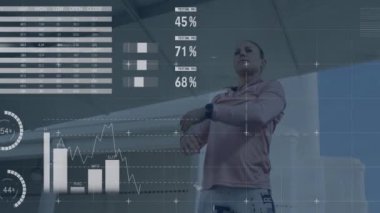 Beyaz kadın esneme hareketleri üzerine finansal veri işleme animasyonu. Küresel iş, finans, bilgisayar ve dijital arayüz kavramı dijital olarak oluşturulmuş video.